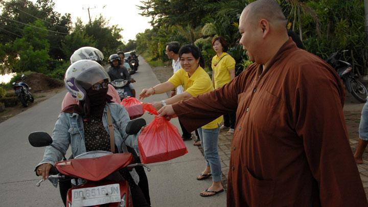 Umat Budha Bagi-Bagi Takjil